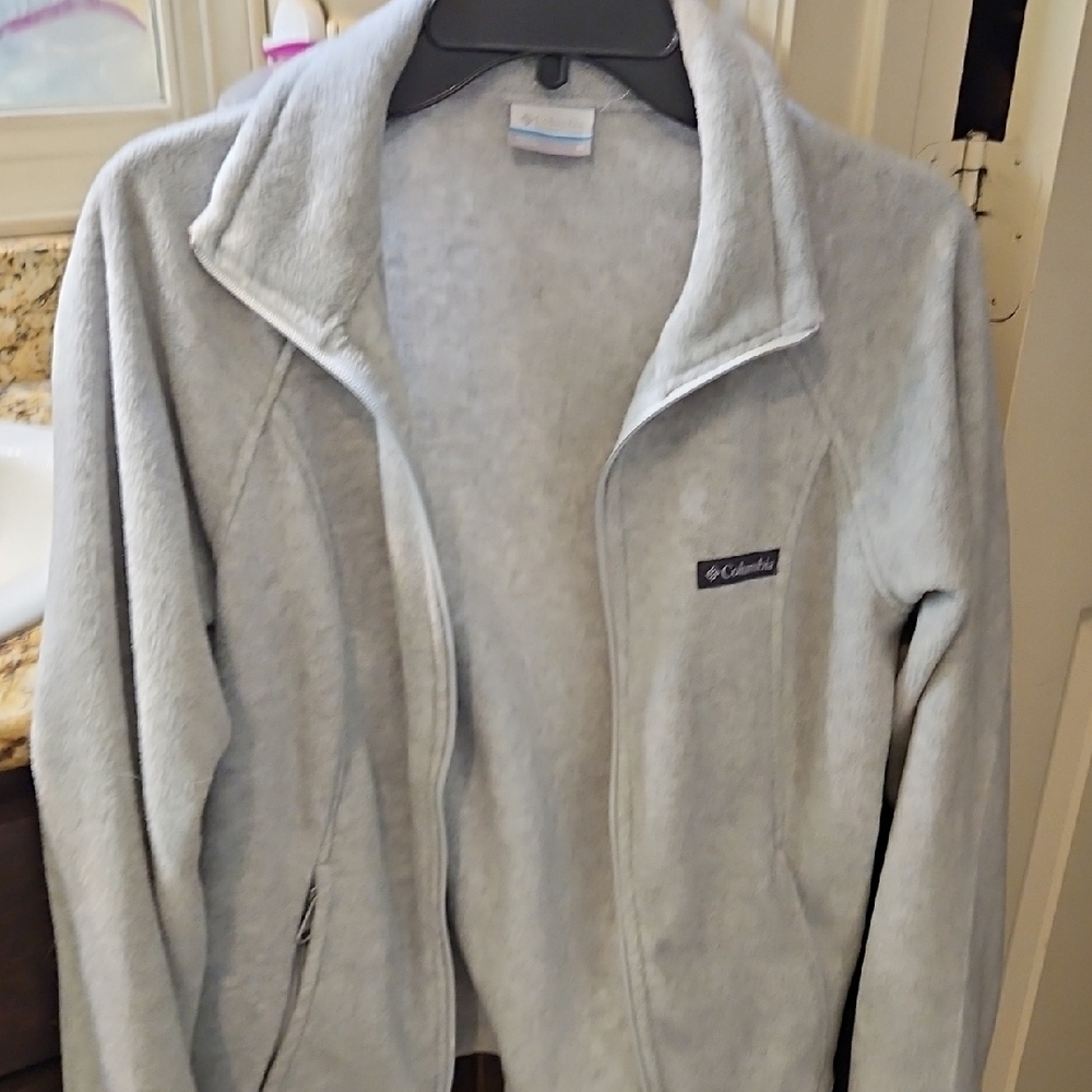 Columbia Women's Soft Gray Fleece Jacket Size M  Nwot